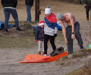 Zimna kąpiel morsów w podbydgoskich Pieckach [ZDJĘCIA]