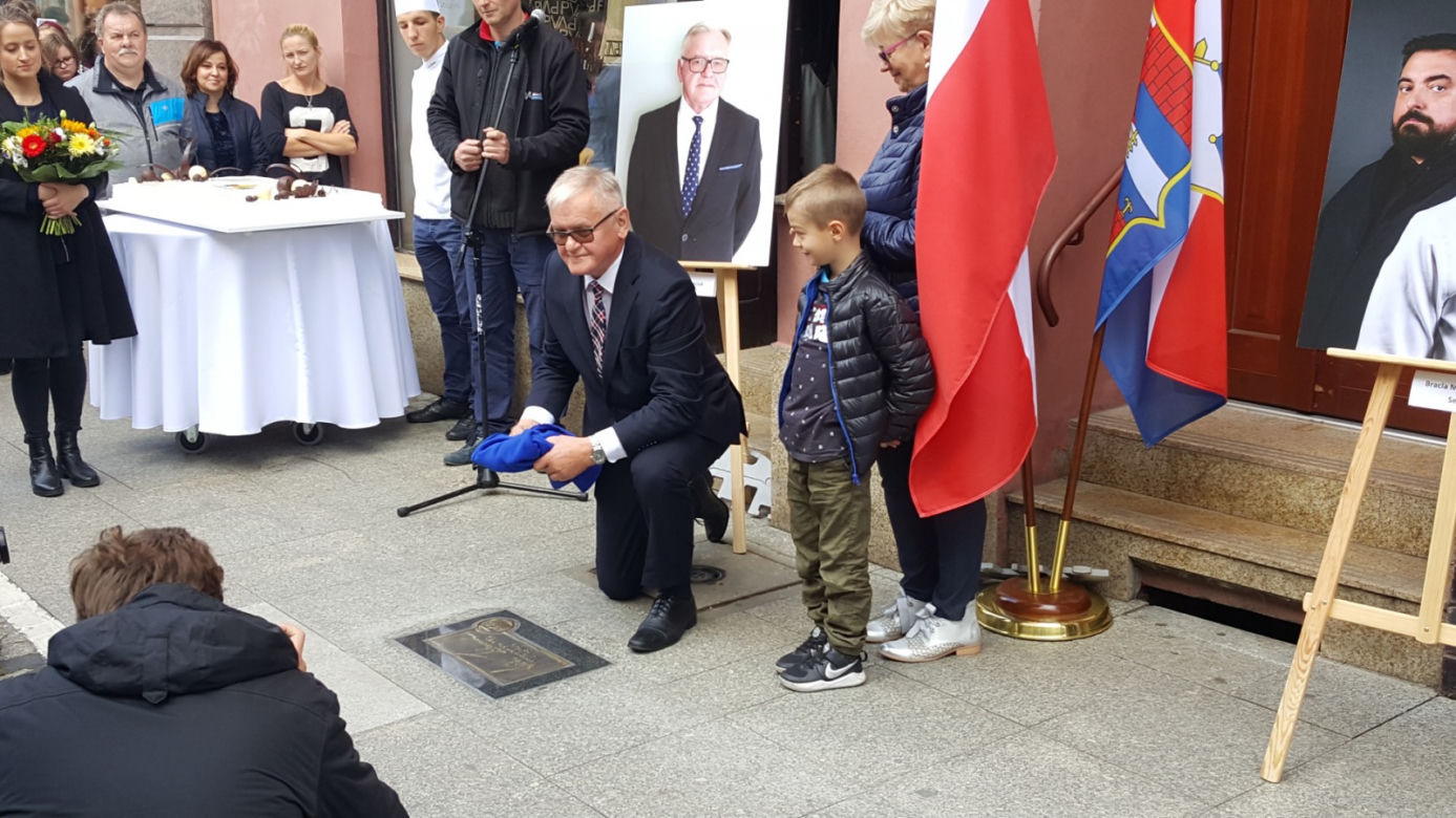 Nowe autografy na ul. Długiej! Swoje podpisy odsłonili bracia Sekielcy, Jan Rulewski i Antoni Tokarczuk [ZDJĘCIA, WIDEO]