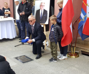 Nowe autografy na ul. Długiej! Swoje podpisy odsłonili bracia Sekielcy, Jan Rulewski i Antoni Tokarczuk [ZDJĘCIA, WIDEO]