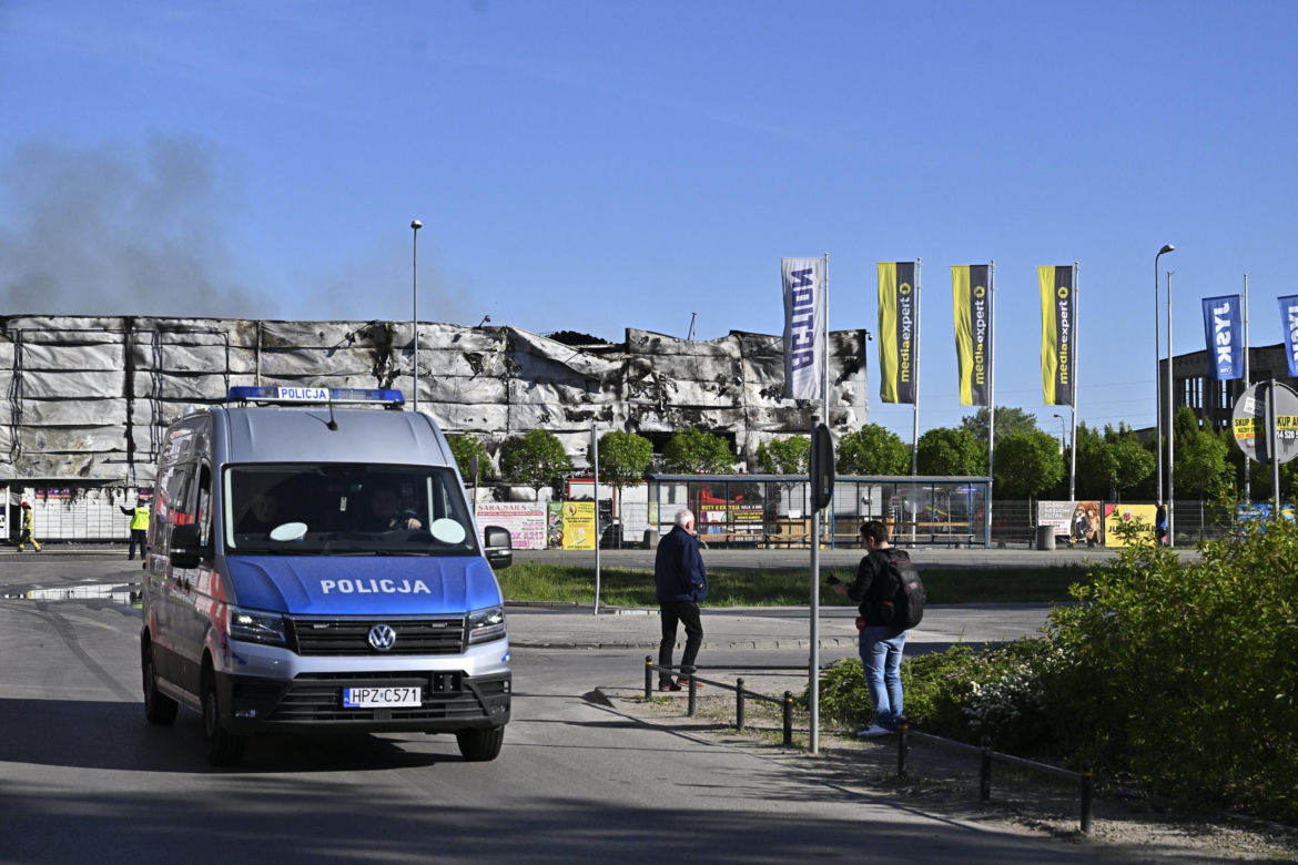 Zgliszcza kompleksu handlowego w Warszawie  