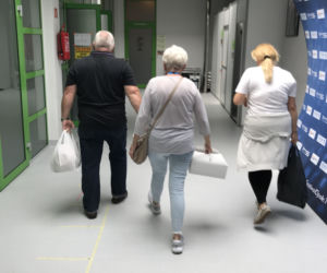 RODZICE EDYTY GÓRNIAK NIOSĄ JEJ WAŁÓWKĘ