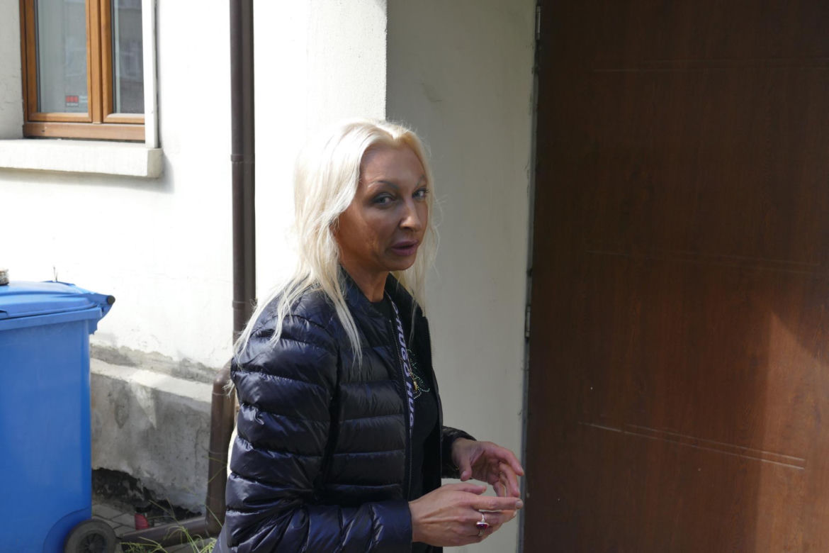 Bandzior napadł panią Natalię i zaczął ją dusić. Kobieta pogoniła drania