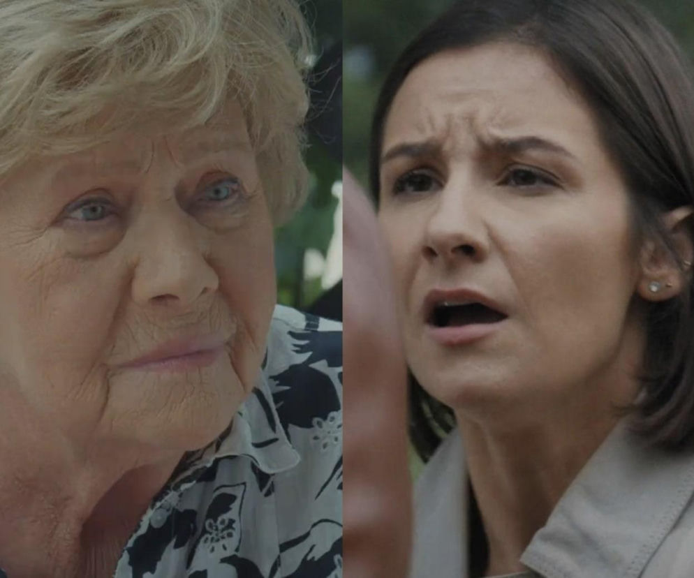 Barbara Mostowiak (Teresa Lipowska) i młoda Agnes (Amanda Mincewicz) z serialu M jak miłość. Barbara w białej bluzce z kwiatami patrzy spokojnie, a Agnes z brązowymi włosami w beżowej kurtce ma zaskoczoną minę. Więcej o ich losach na Super Seriale.