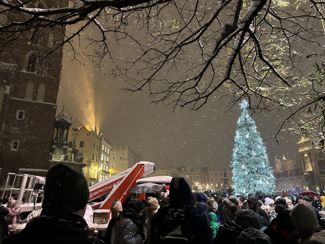Choinka rozbłysła na Rynku Głównym. Tak wygląda Kraków w zimowej scenerii! 