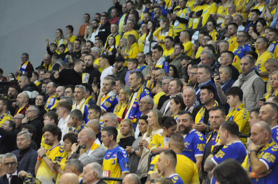 Industria Kielce - Orlen Wisła Płock. Zdjęcia kibiców na trybunach