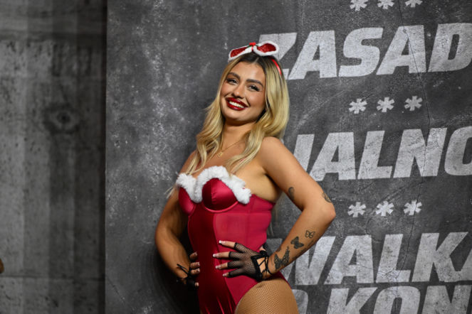 Seksowne ring girl GROMDY w skąpych strojach! Święty Mikołaj wysłał je na Mikołajki [GALERIA]