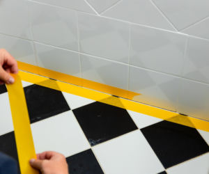 Jak poprawnie usunąć starą fugę i silikon oraz nałożyć nowy? Murator Remontuje