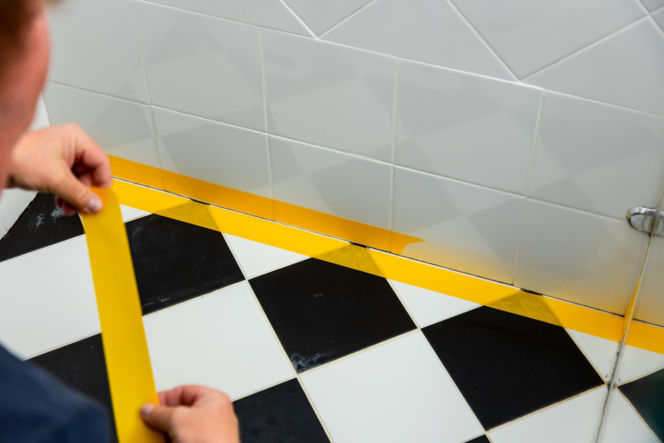 Jak poprawnie usunąć starą fugę i silikon oraz nałożyć nowy? Murator Remontuje