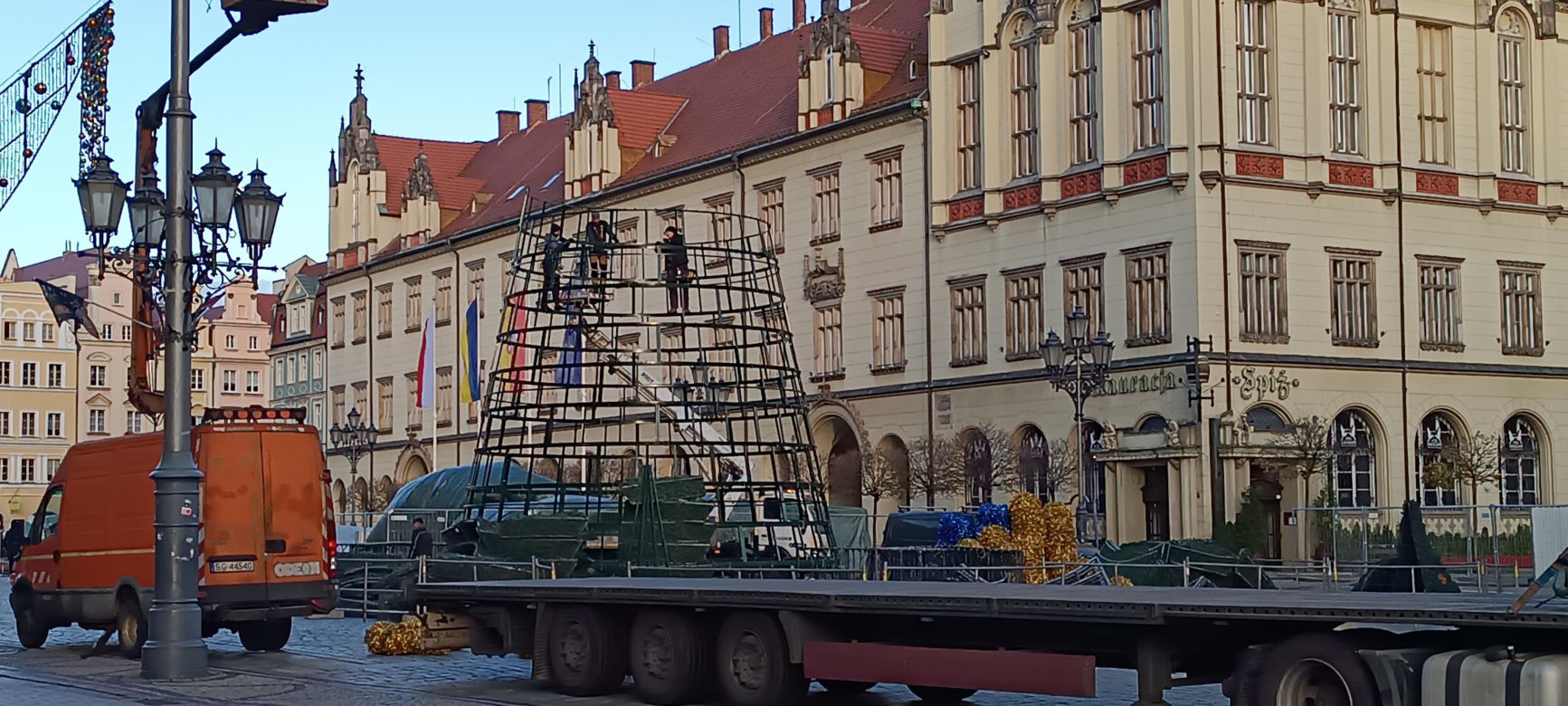 Jarmark Bożonarodzeniowy 2023 we Wrocławiu już się rozkłada. Kiedy się rozpocznie? [ZDJĘCIA]