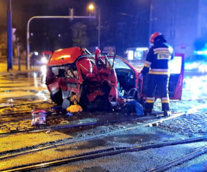 Zmiażdżone auto w centrum Warszawy 