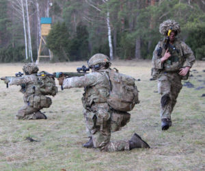 Brytyjscy żołnierze, ćwiczenia na poligonie