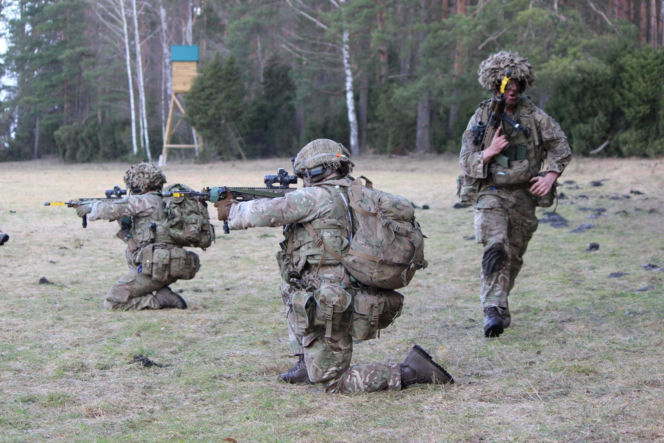 Brytyjscy żołnierze, ćwiczenia na poligonie