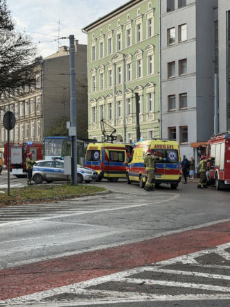 wykolejony tramwaj linii 11 uderzył w kamienicę