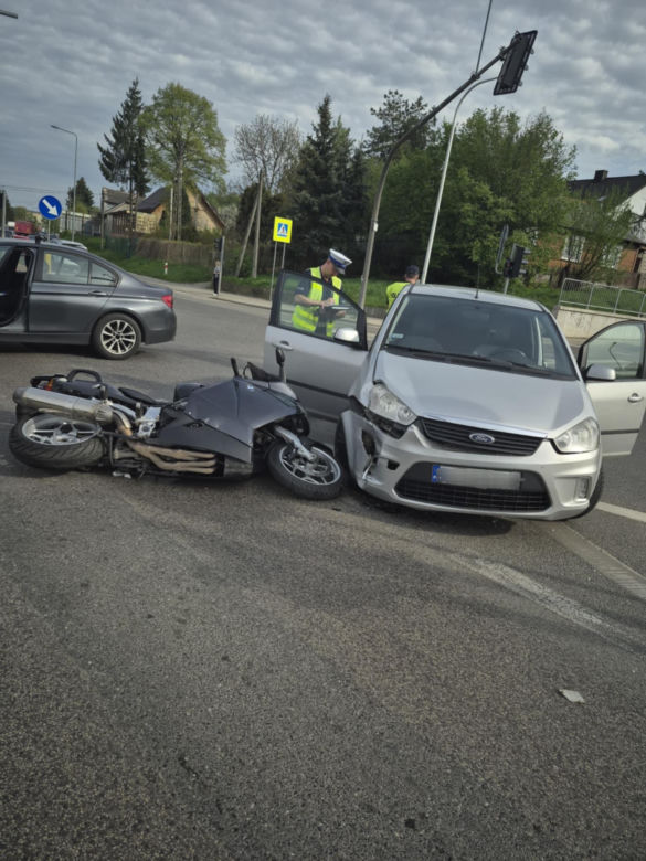 W Starachowicach motocykl zderzył się z autem osobowym