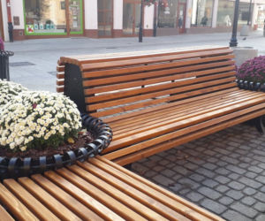 Na Kościuszki w Rzeszowie pojawiły się nowe ławki i donice