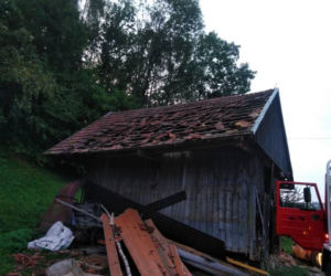 Kicznia. Uderzył samochodem w budynek. Wszystko przez dzikie zwierzę