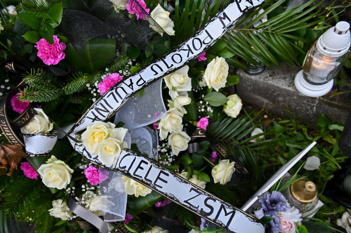 Kolbudy. Grób Pauliny tonie w morzu kwiatów [ZDJĘCIA]