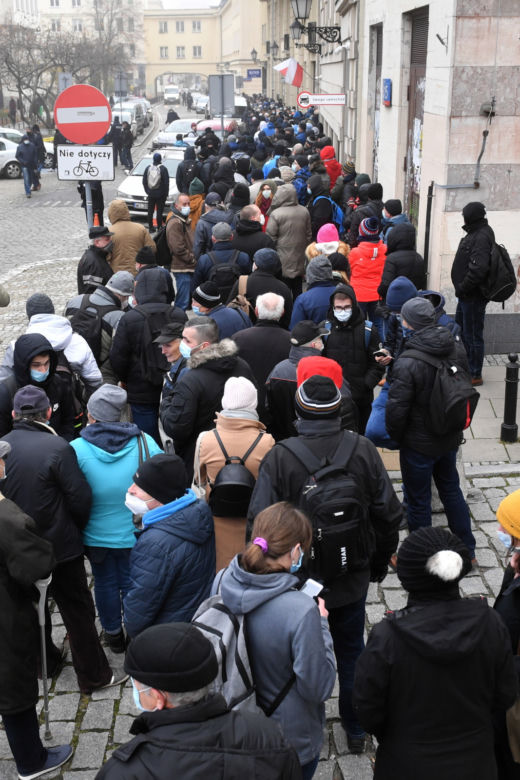 Kolejki przed NBP w Warszawie