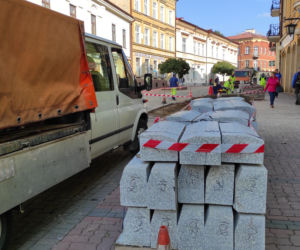 Klomby powstają na ulicy Wałowej w Tarnowie