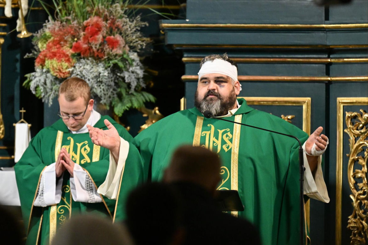 Ks. Adrian głosi kazanie na mszy świętej sprawowanej w intencji śp. ks. Stanisława Zbojnowicza w kościele rektoralnym pw. św. Mikołaja i św. Stanisława Biskupa w Jarosławiu