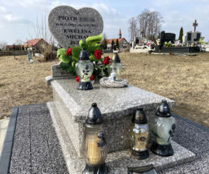 Grób dzieci potwora z Hipolitowa na cmentarzu we wsi Poryte