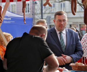 Minister rolnictwa Stefan Krajewski na jarmarku wielkanocnym