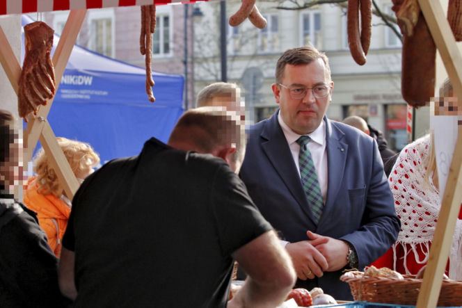 Minister rolnictwa Stefan Krajewski na jarmarku wielkanocnym