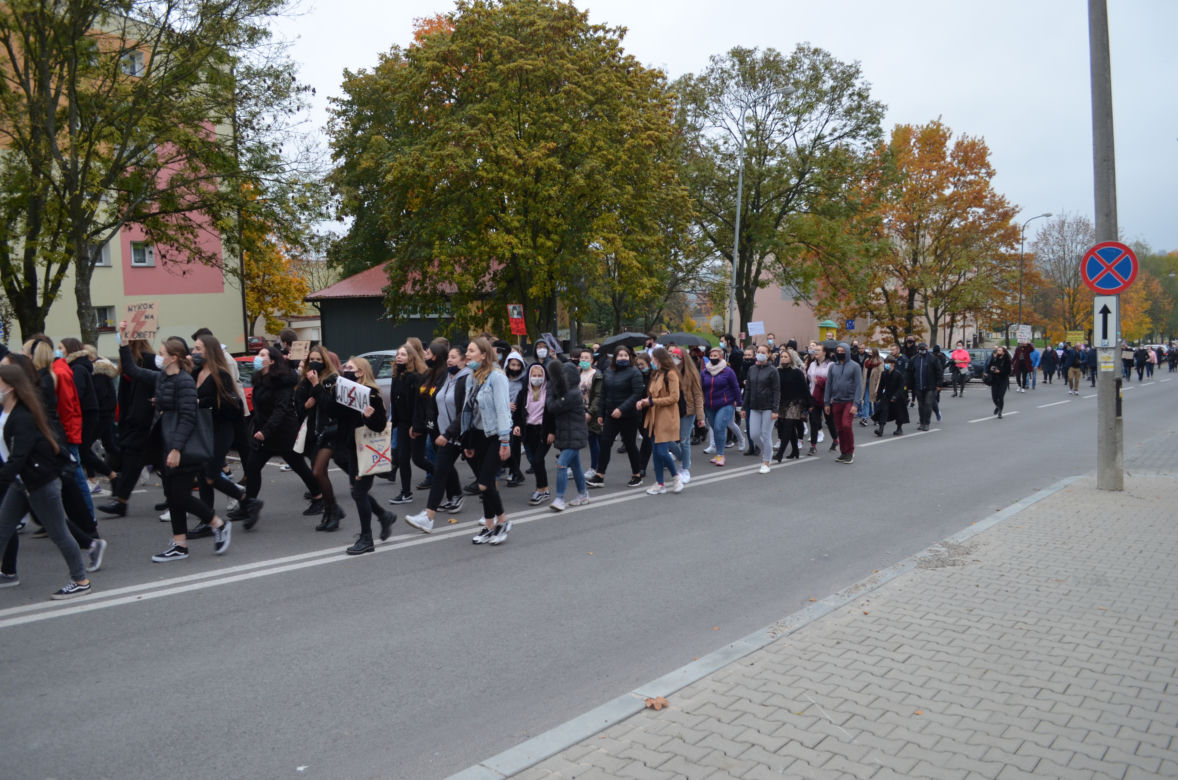 "Z KOBIETAMI NIE WYGRACIE" w Starachowicach też protestowali przed biurami posłów PiS 