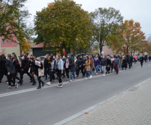 Z KOBIETAMI NIE WYGRACIE w Starachowicach też protestowali przed biurami posłów PiS 