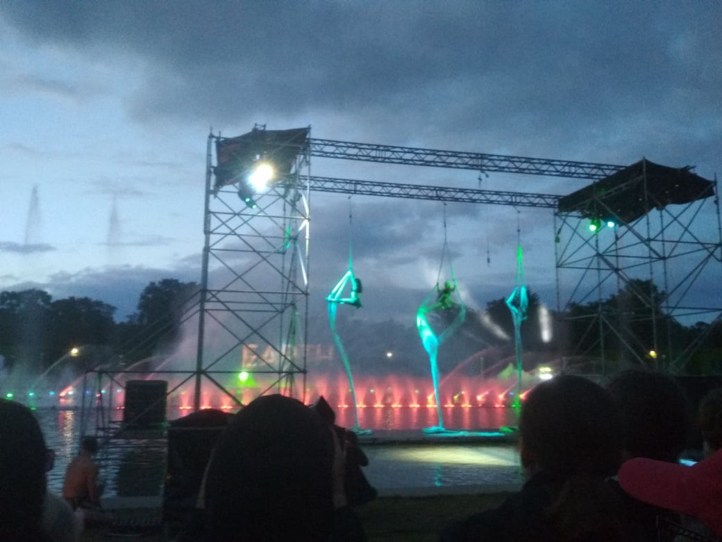 Cztery Żywioły. Akrobatyczne show w multimedialnej fontannie