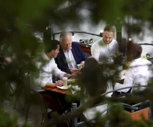 Tajne spotkanie Jarosława Gowina ze współpracownikami w knajpie