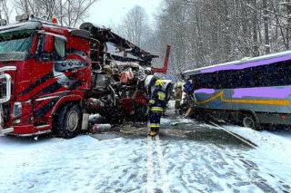 Groźny wypadek pod Limanową. Kursowy bus zderzył się z ciężarówką. Są RANNI [ZDJĘCIA]