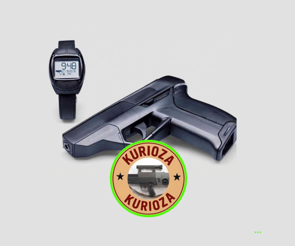 Czarny pistolet Armatix iP1 z dedykowanym zegarkiem. Na dole okrągły znaczek Kurioza. Czytaj na SE Portal Obronny.