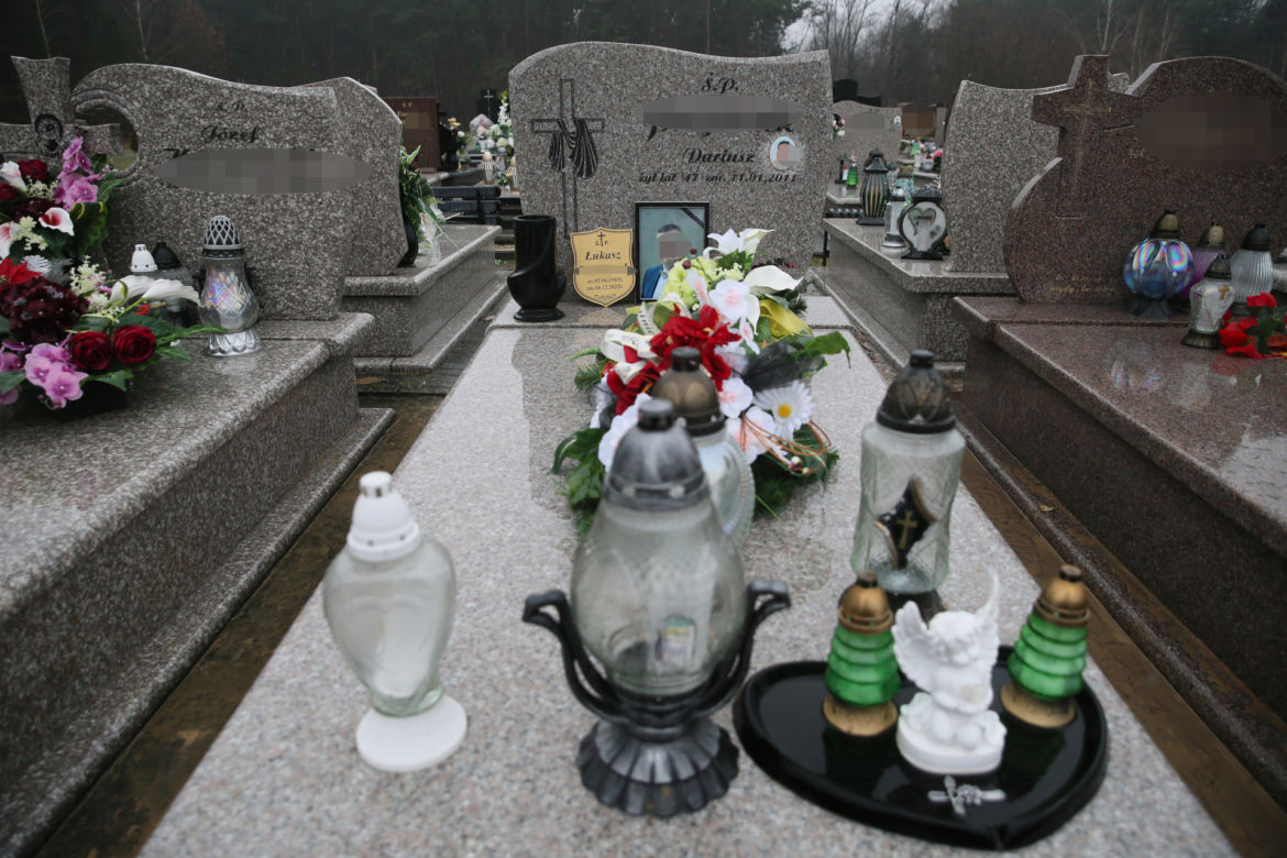 W szale zabił żonę i się powiesił. Tak wyglądają groby Urszuli i Łukasza z Sochaczewa