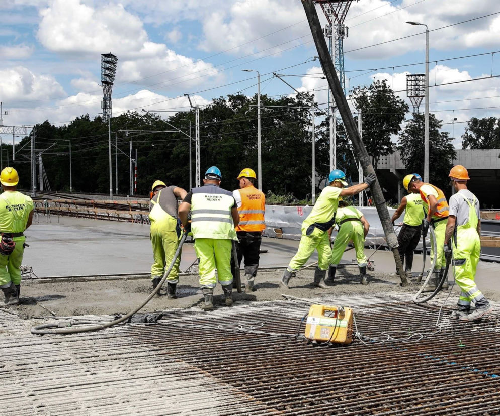 Wylewają beton na wiadukcie na Oleskiej