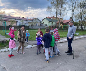pojechał zawieźć kamizelki na Ukrainę