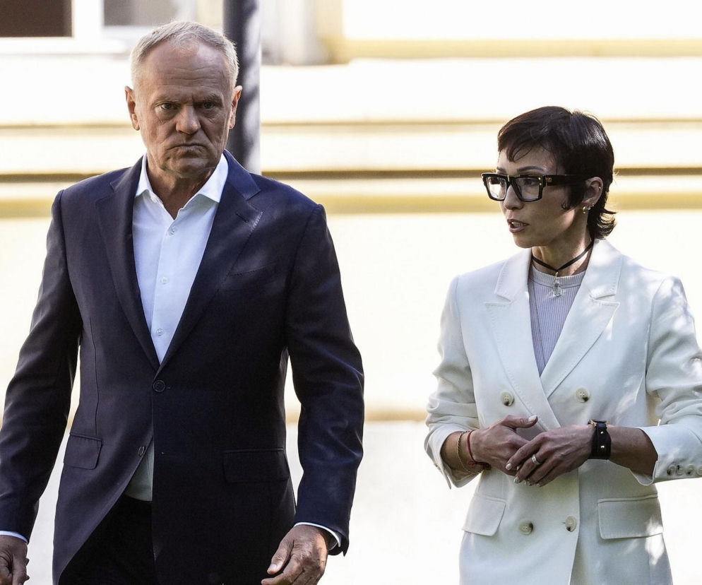 Donald Tusk i Barbara Mróz-Gorgoń idą obok siebie. O raporcie marki Polska z użyciem AI przeczytasz na SE Polityka.