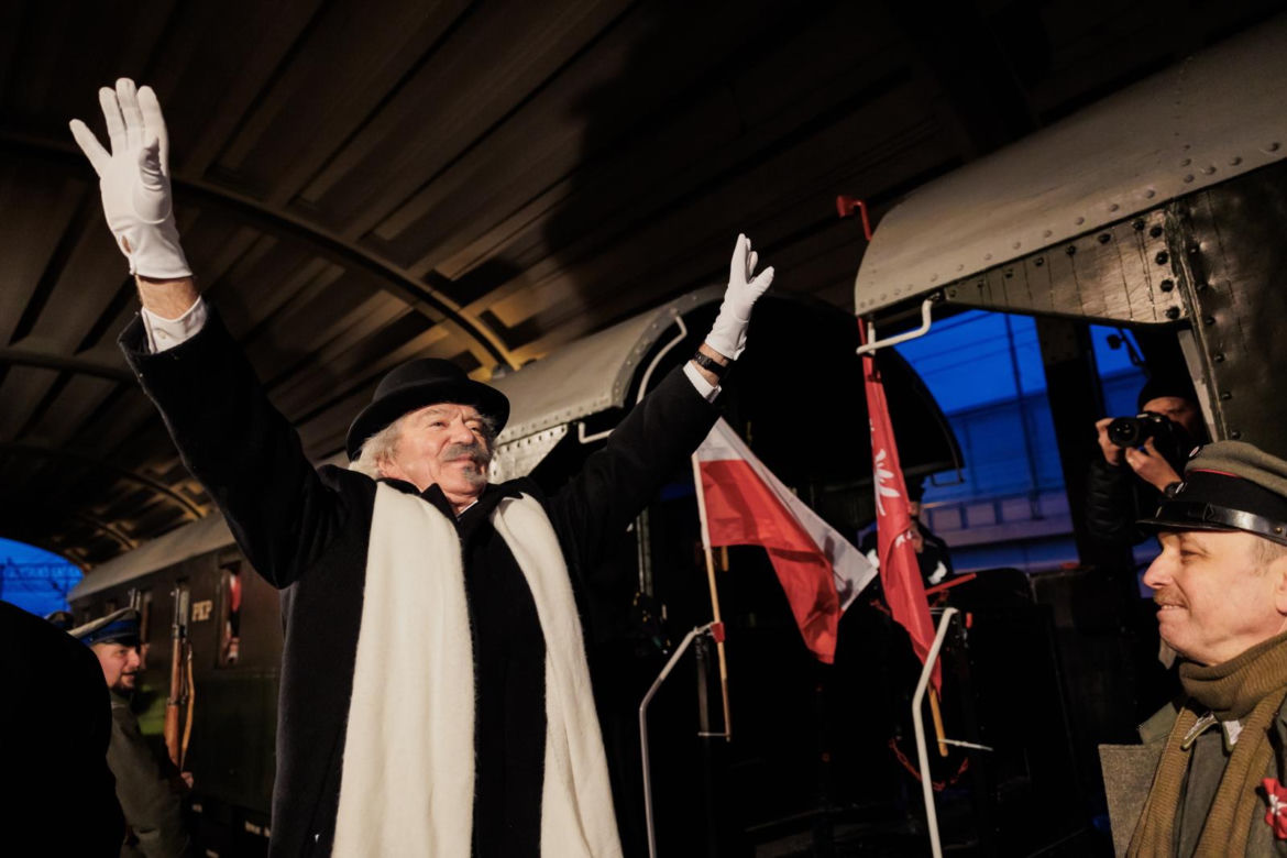 Paderewski przybył do Poznania; tłum mieszkańców na inscenizacji przyjazdu kompozytora do stolicy Wielkopolski
