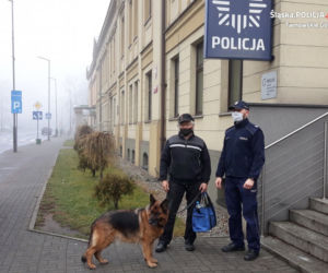Śląskie: 78-letni pan Ernest wraz ze swoim psem przez kilka tygodni spał w samochodzie. Policjanci i mieszkańcy wspólnie odmienili jego los [ZDJĘCIA]