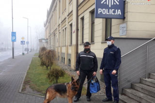 Śląskie: 78-letni pan Ernest wraz ze swoim psem przez kilka tygodni spał w samochodzie. Policjanci i mieszkańcy wspólnie odmienili jego los [ZDJĘCIA]