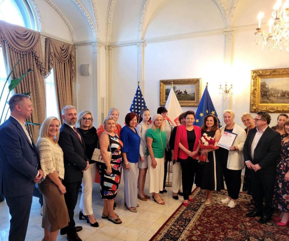 Grupa osób z Agatą Grochowską w konsulacie w Chicago. O pożegnaniu polskiej konsul przeczytasz na SE USA.