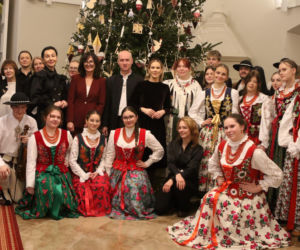 W Pałacu Prezydenckim już święta. Marta Nawrocka z rodziną ubierała choinkę