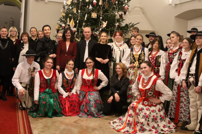 W Pałacu Prezydenckim już święta. Marta Nawrocka z rodziną ubierała choinkę