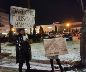 Kaczyński w Starachowicach. Pod kościołem okrzyki Wynocha; Wolna Polska