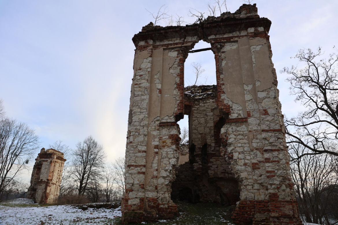 Ruiny zamku w Bychawie położone są nad zalewem