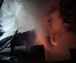 Dramat pod Mińskiem Mazowieckim. Spłonął dom. Rodzina zostła bez dachu nad głową