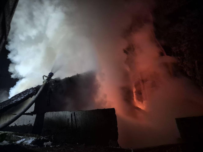 Dramat pod Mińskiem Mazowieckim. Spłonął dom. Rodzina zostła bez dachu nad głową