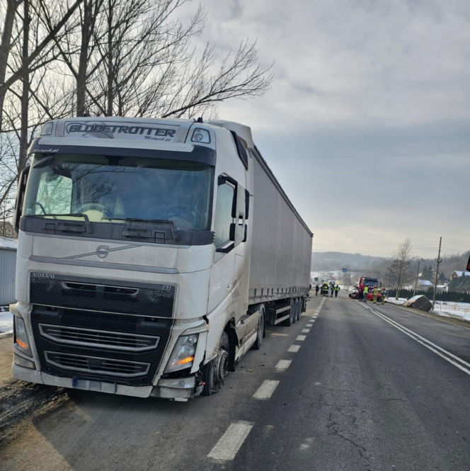 Bus, porshe i ciężarówka zderzyły się na DK19