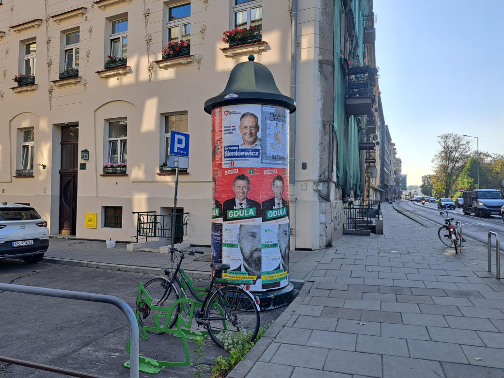 Plakaty wyborcze w Krakowie. Tak kandydaci na posłów i senatorów zabiegają o głosy wyborców