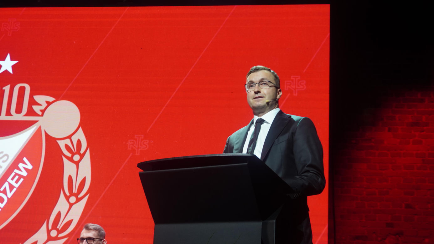 Wielki dzień w ponad 100-letniej historii Widzewa. Robert Dobrzycki oficjalnie nowym właścicielem klubu